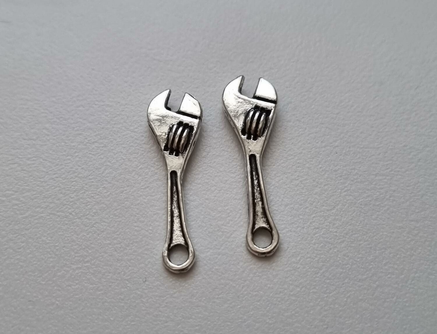 Berlocker Charms Miniatyr Skiftnyckel, 2 st i antiksilverfärg