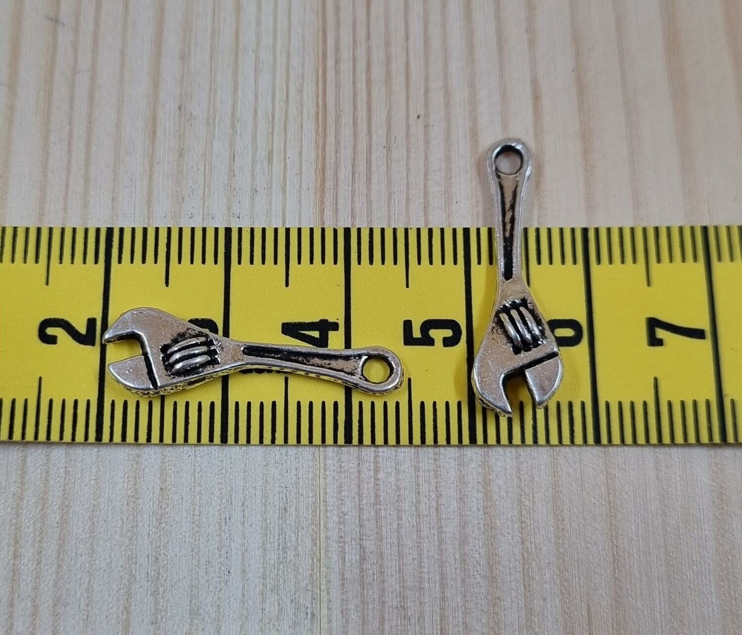 Berlocker Charms Miniatyr Skiftnyckel, 2 st i antiksilverfärg
