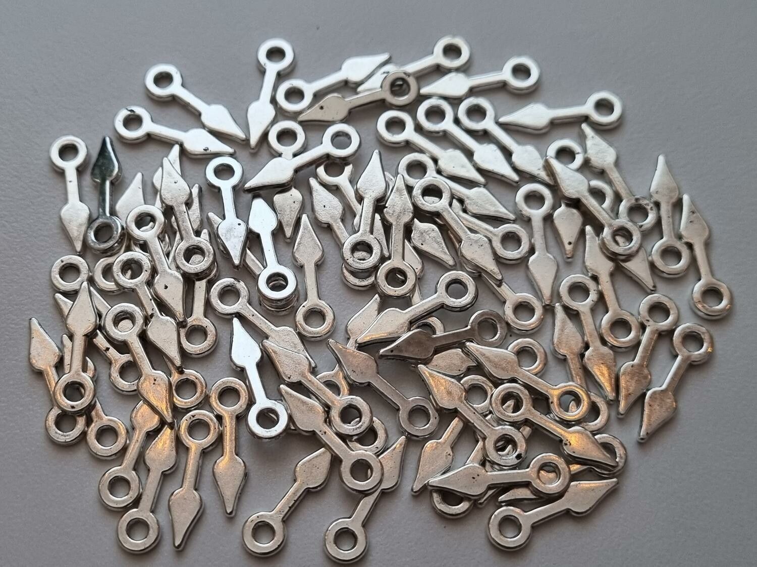 25 st silverfärgade visare, klockvisare berlocker