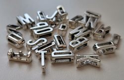 26 st bokstäver, alfabetet (A-Z) i antiksilverfärg