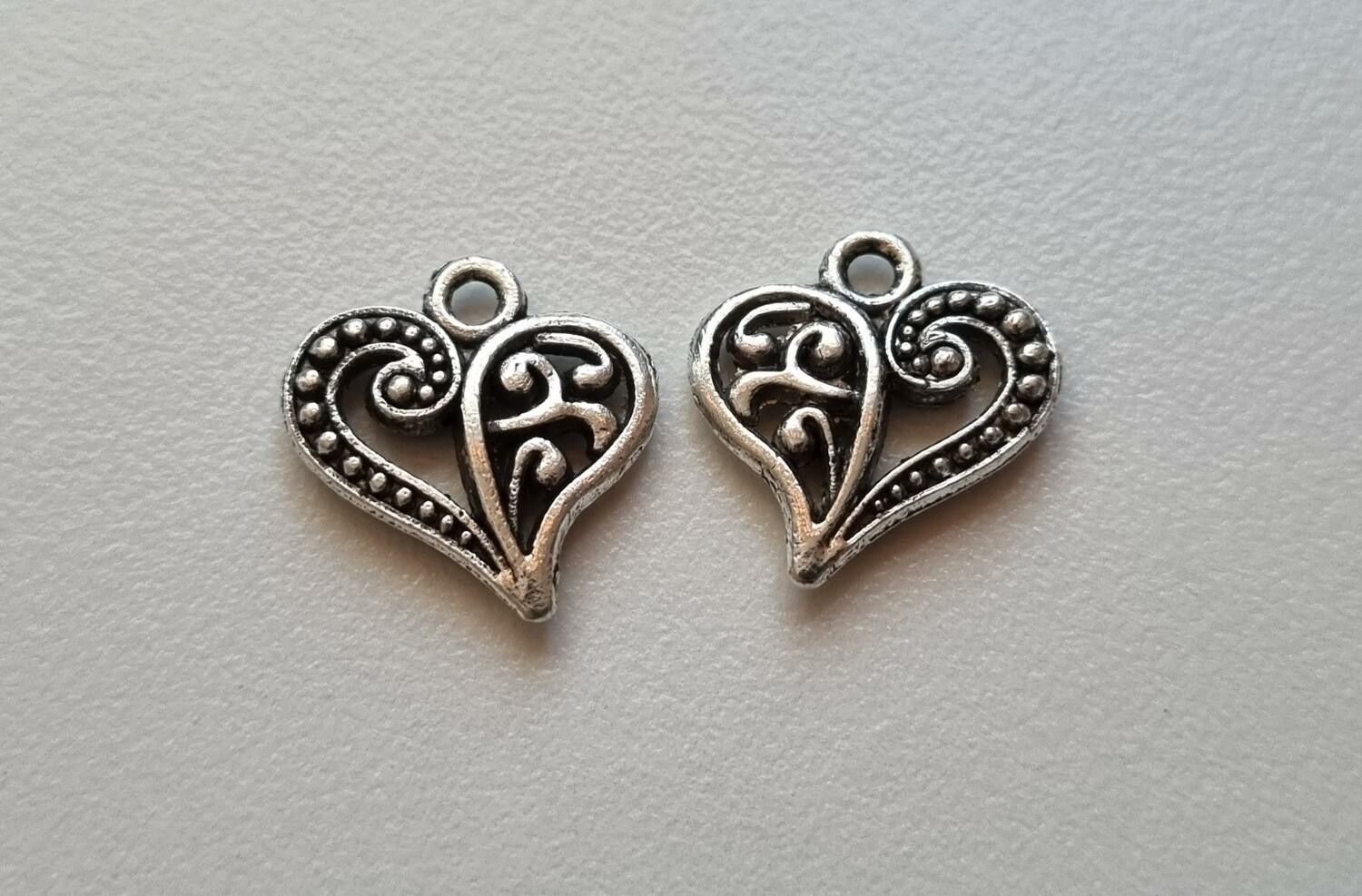 2 st berlocker charms Hjärtan i antiksilverfärg