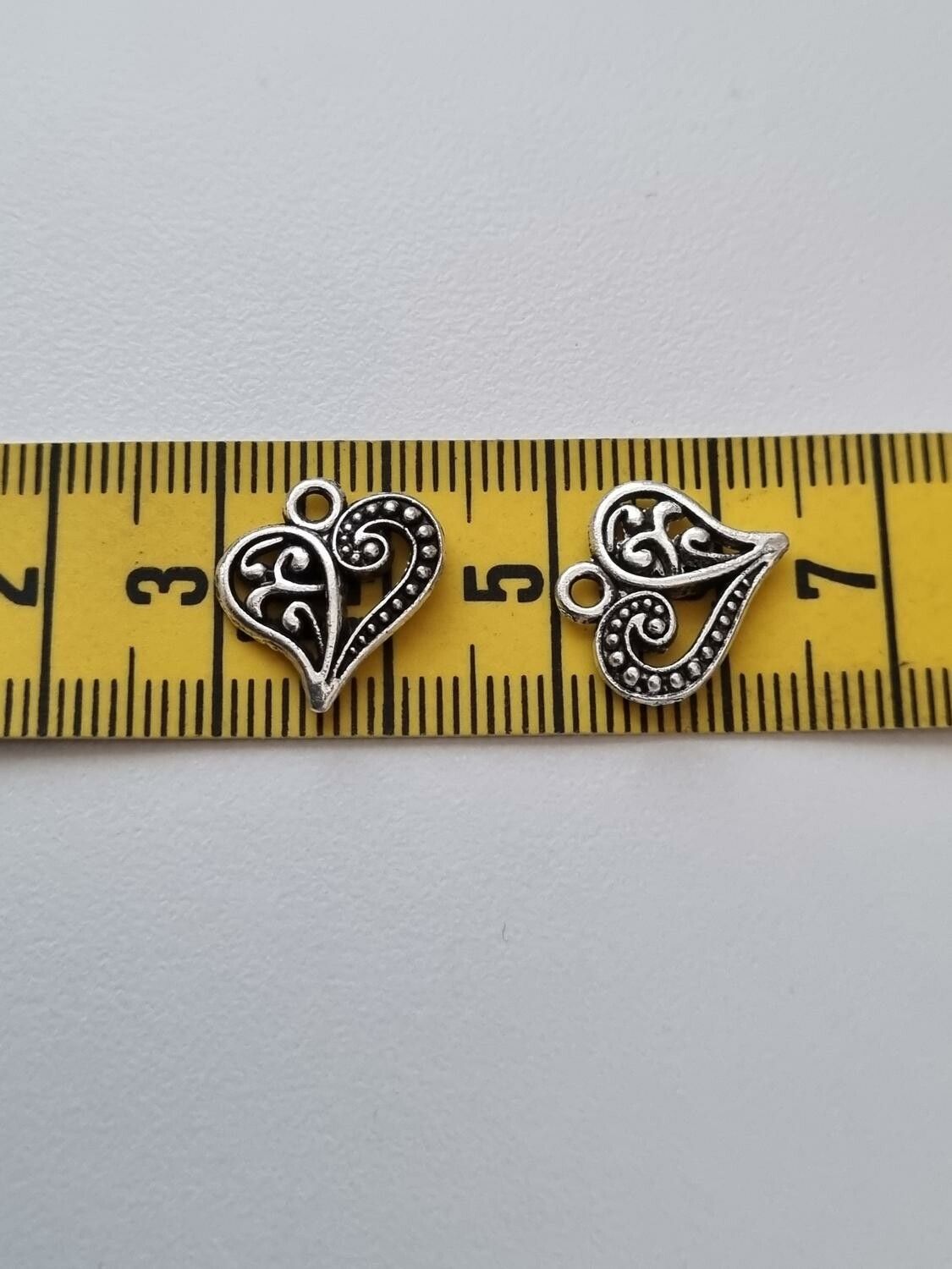 2 st berlocker charms Hjärtan i antiksilverfärg