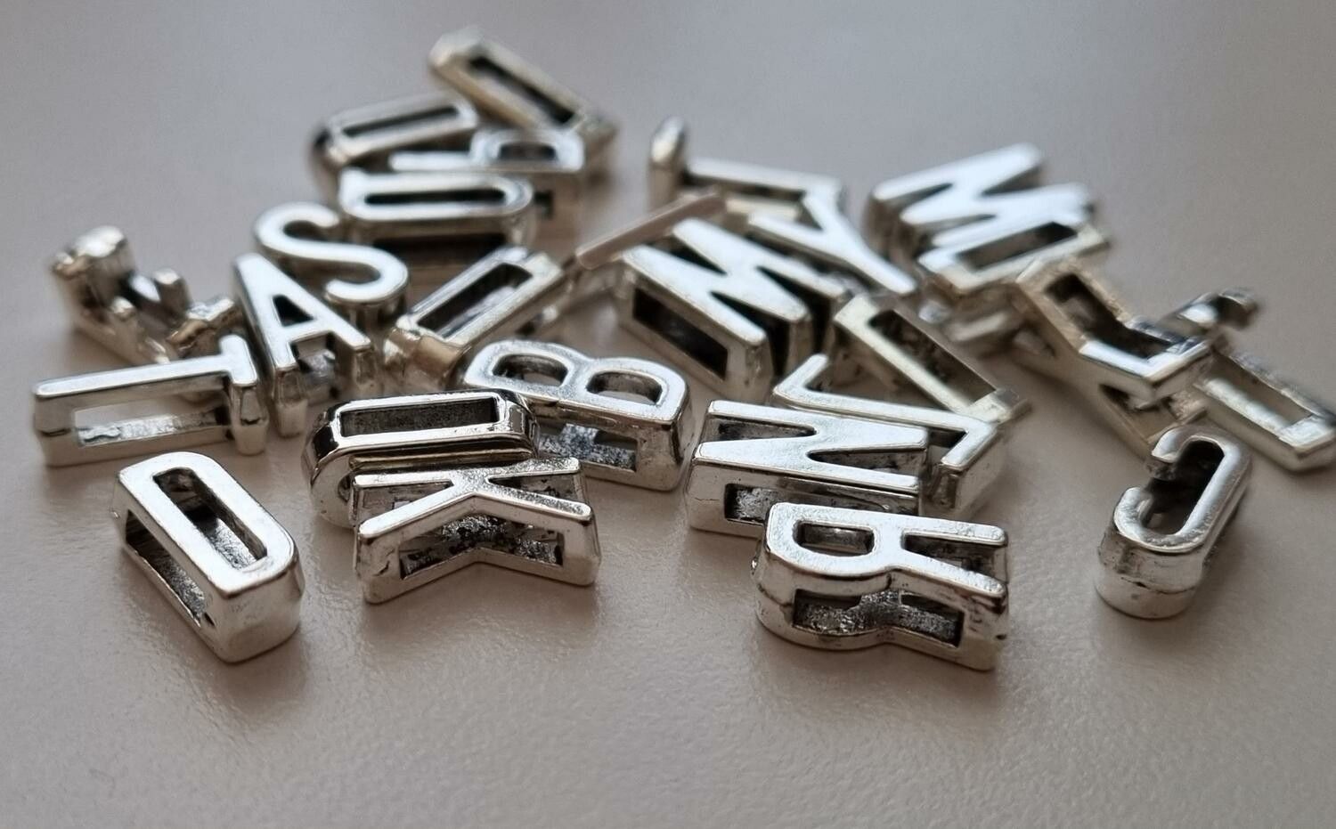 26 st bokstäver, alfabetet (A-Z) i antiksilverfärg