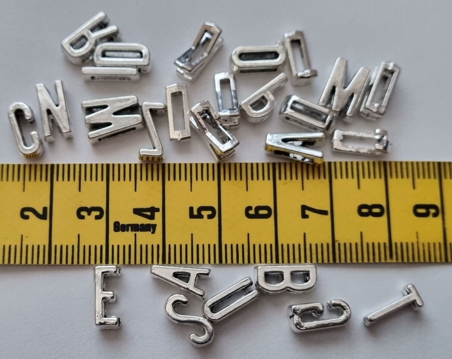 26 st bokstäver, alfabetet (A-Z) i antiksilverfärg