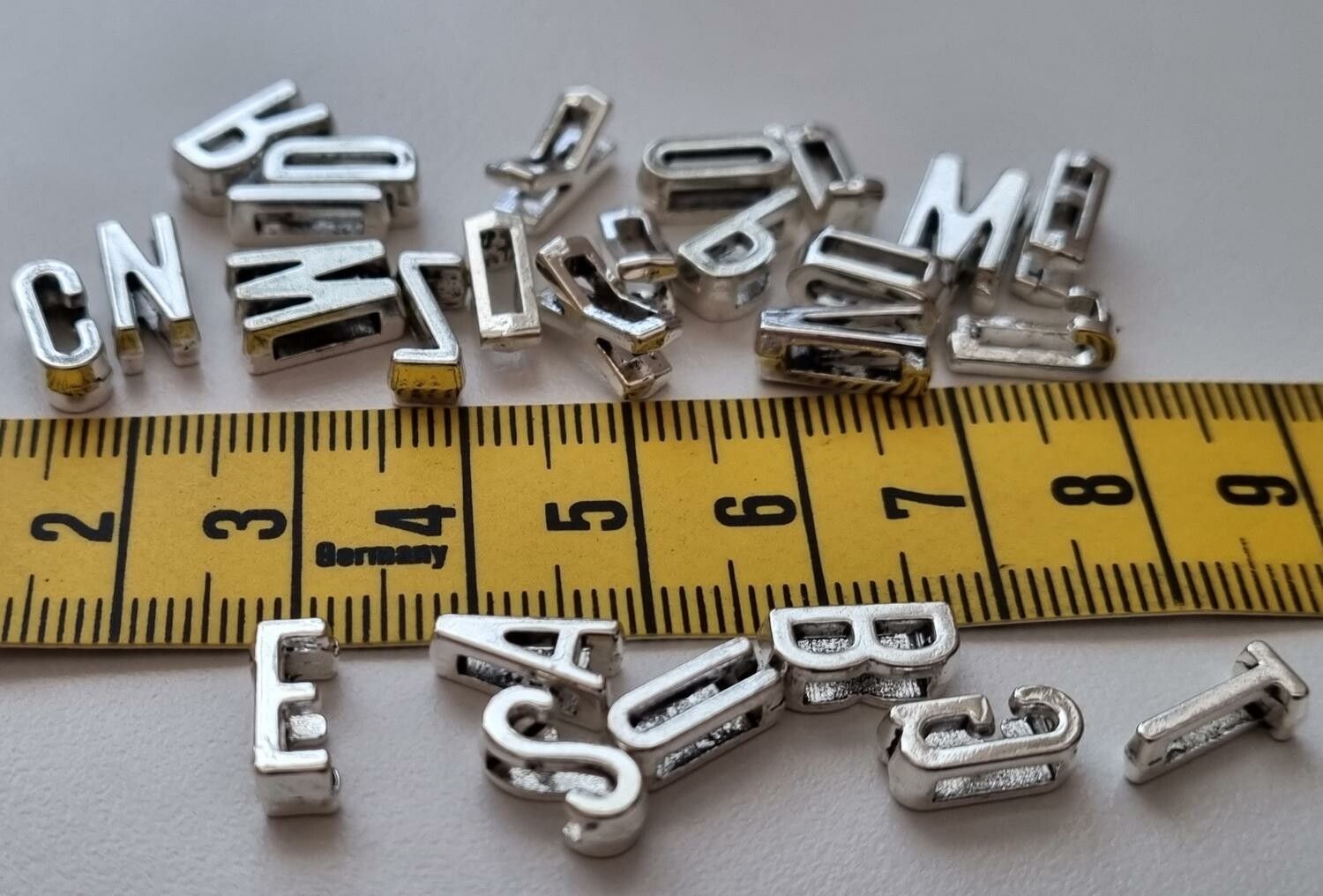 26 st bokstäver, alfabetet (A-Z) i antiksilverfärg