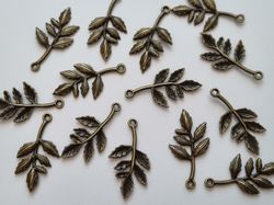 2 st fina bronsfärgade lövberlocker, löv charms hängen
