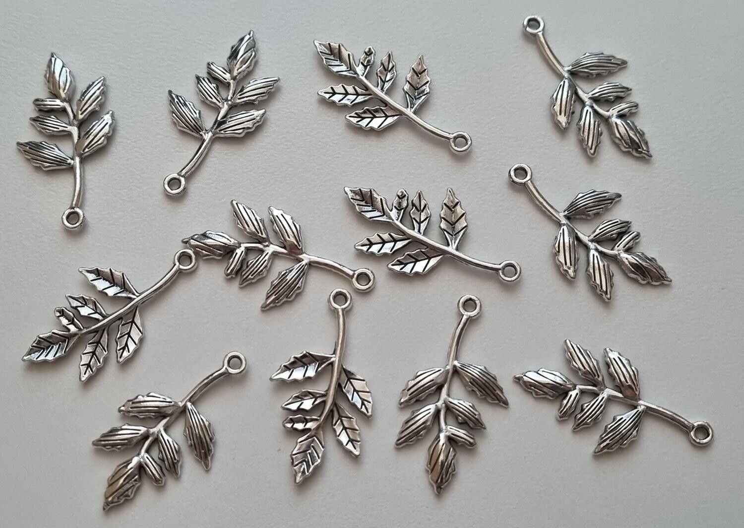 2 st fina silverfärgade lövberlocker, löv charms hängen