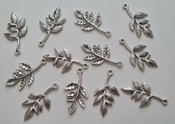 2 st fina silverfärgade lövberlocker, löv charms hängen