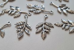 2 st fina silverfärgade lövberlocker, löv charms hängen