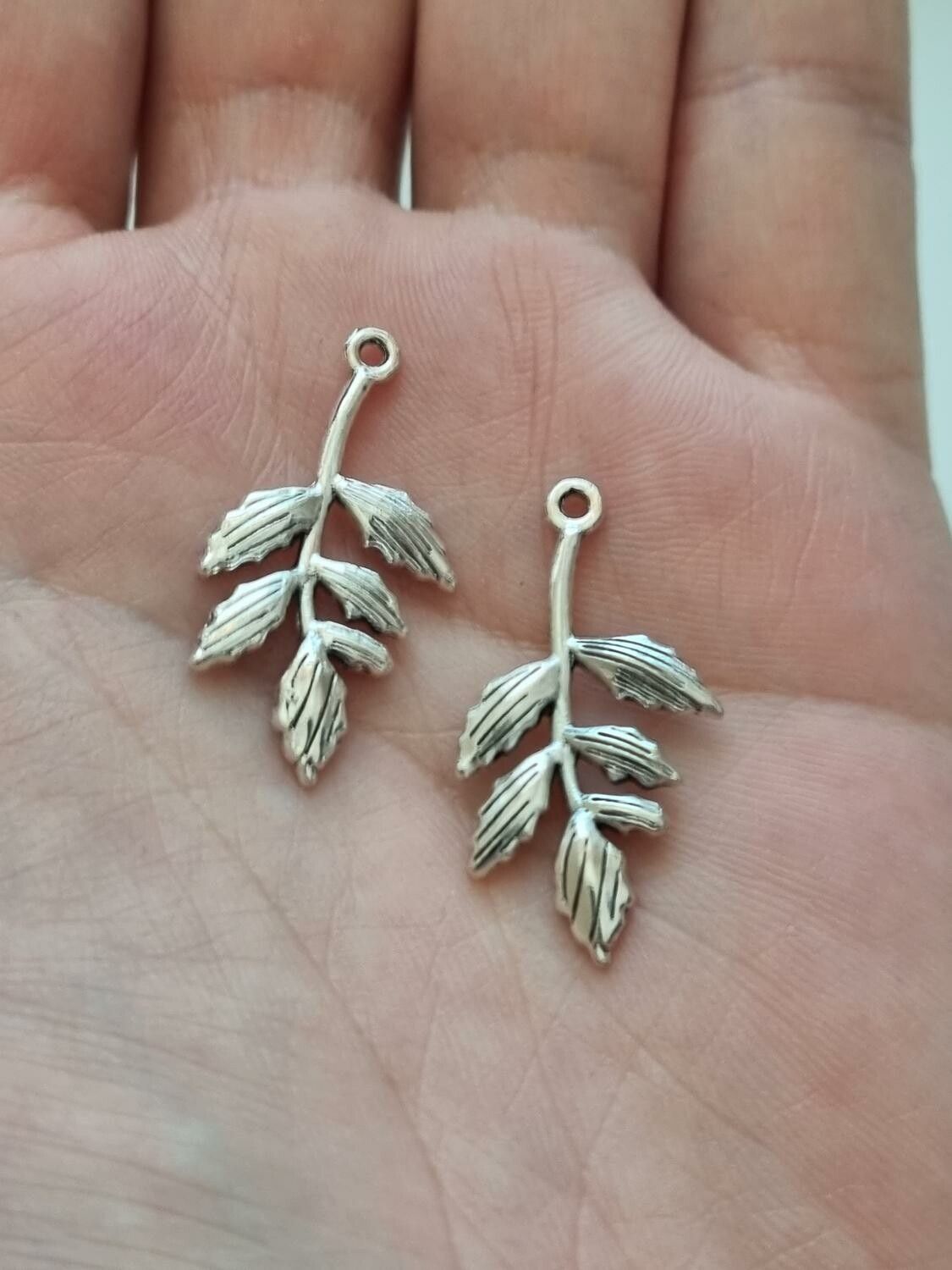 2 st fina silverfärgade lövberlocker, löv charms hängen