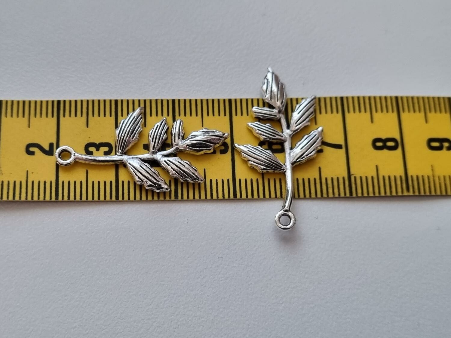2 st fina silverfärgade lövberlocker, löv charms hängen