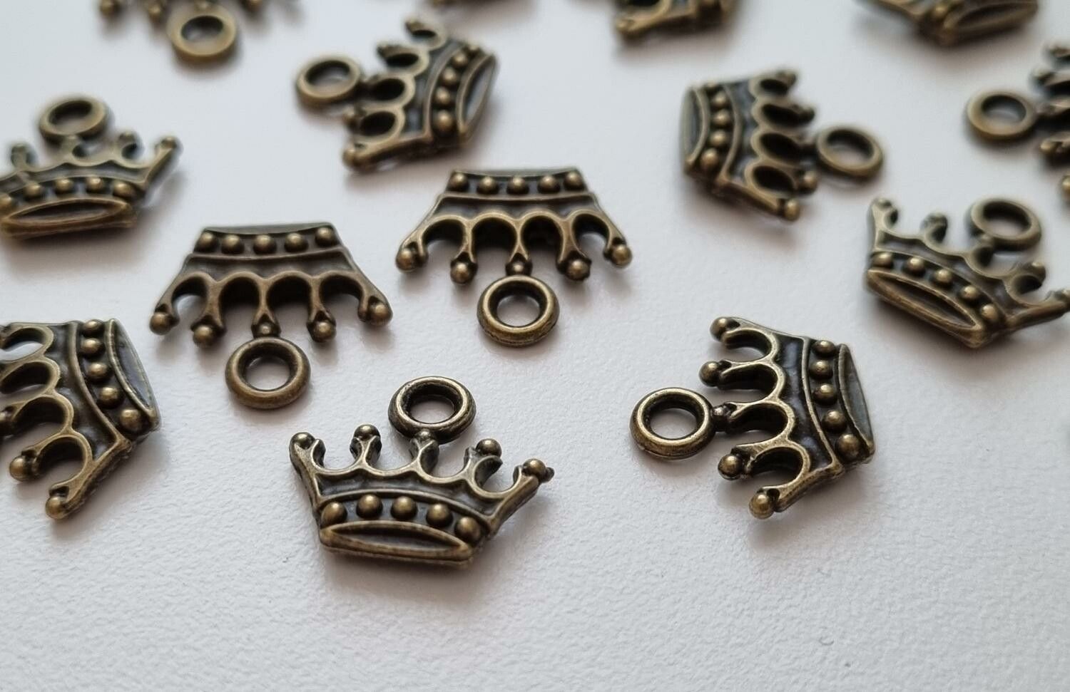2 st Kungakronor berlocker charms (bronsfärgade)