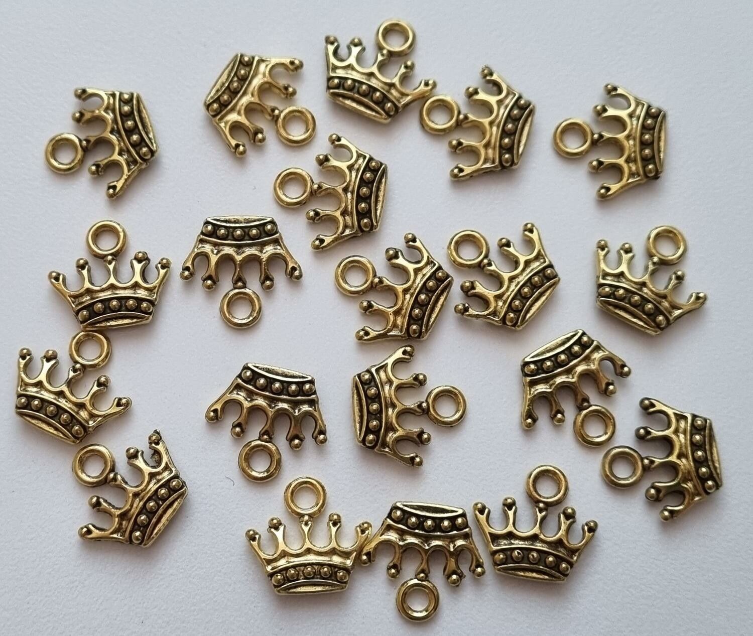 2 st Kungakronor berlocker charms (antikguldfärgade)