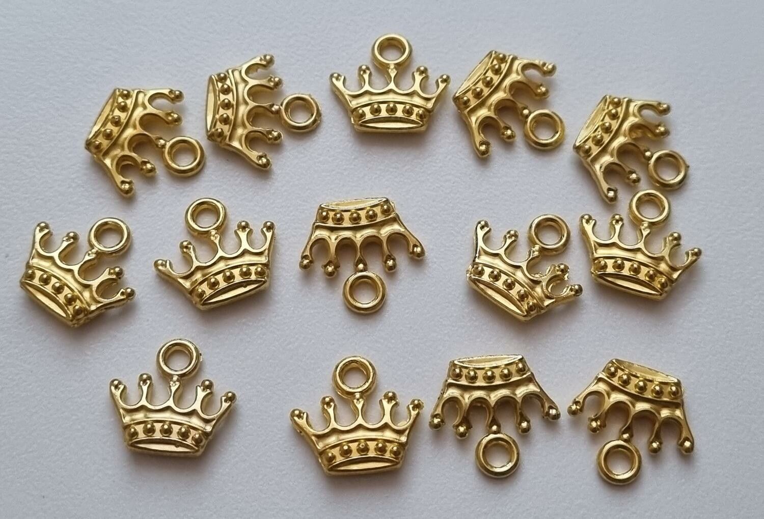 2 st Kungakronor berlocker charms (guldfärgade)