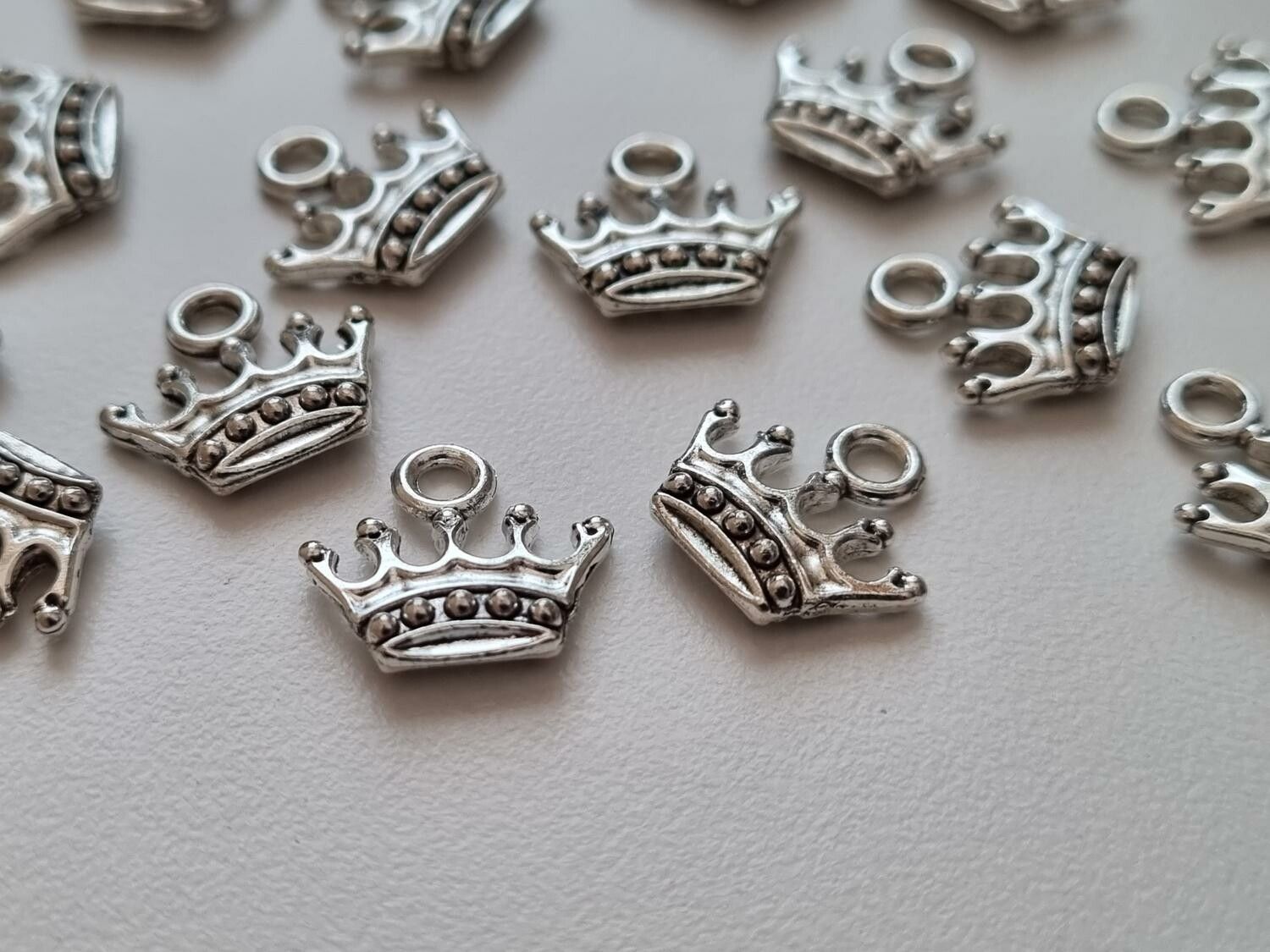 2 st Kungakronor berlocker charms (silverfärgade)