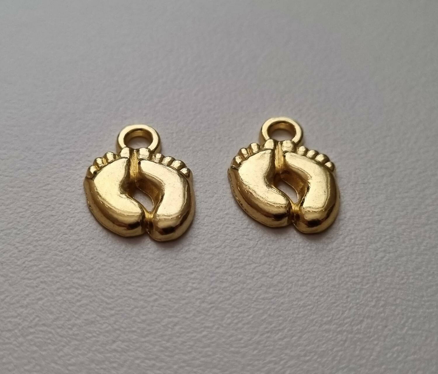 2 st Berlocker Charms Fötter (Guldfärgade)