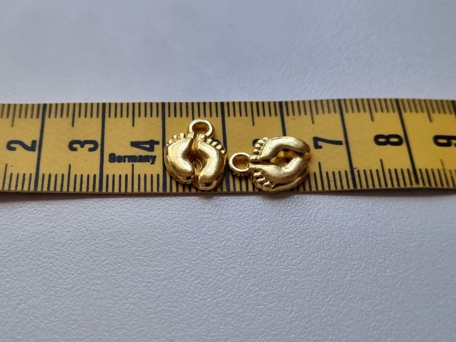 2 st Berlocker Charms Fötter (Guldfärgade)