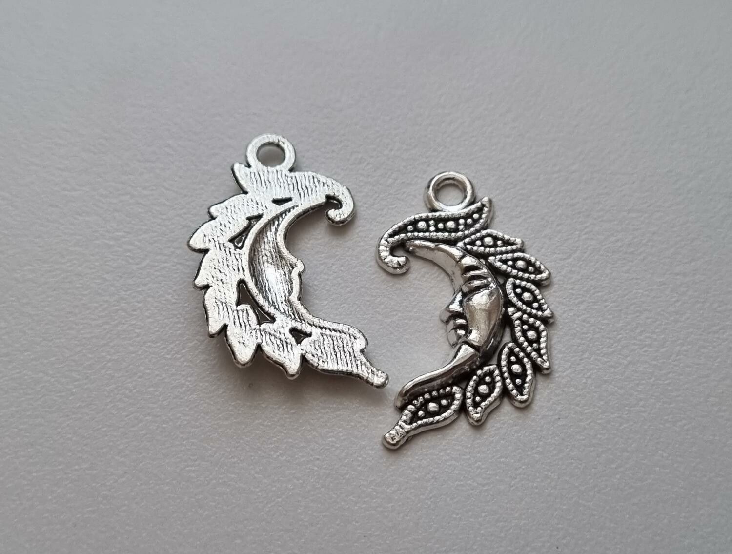 Charms Berlocker, Måne / Moon Face, 2 st silverfärgade
