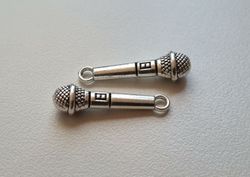 2 st miniatyrer berlocker Mikrofon (silverfärgade)