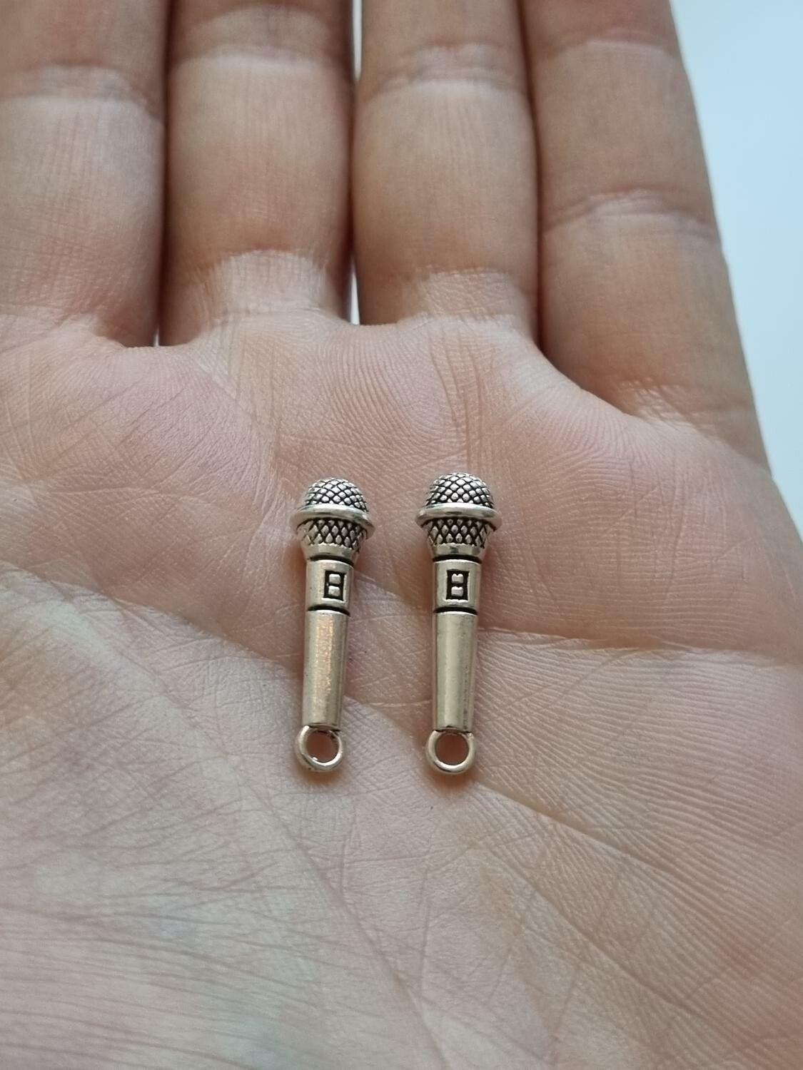 2 st miniatyrer berlocker Mikrofon (silverfärgade)