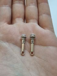 2 st miniatyrer berlocker Mikrofon (silverfärgade)