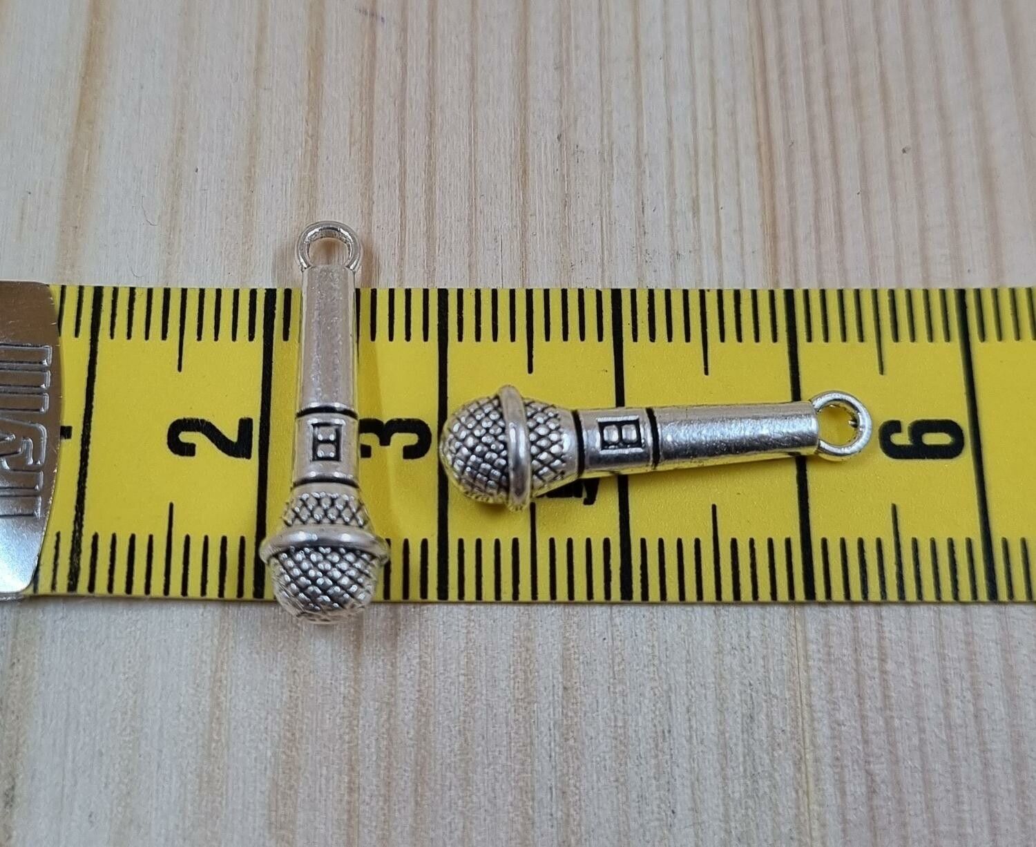 2 st miniatyrer berlocker Mikrofon (silverfärgade)