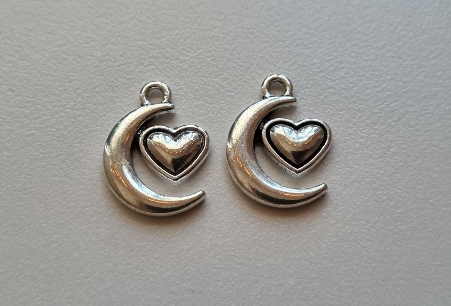 Berlocker Charms Miniatyr Måne med hjärta - 2 st silverfärgade