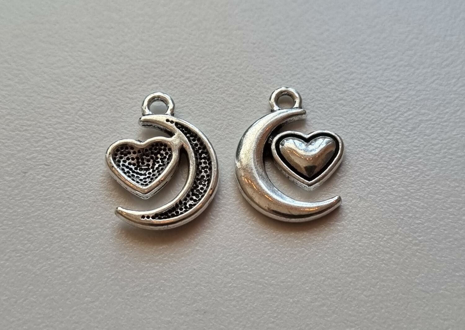 Berlocker Charms Miniatyr Måne med hjärta - 2 st silverfärgade