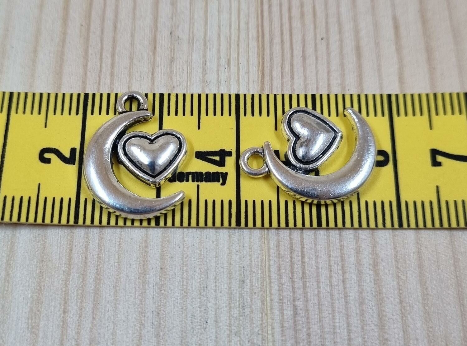 Berlocker Charms Miniatyr Måne med hjärta - 2 st silverfärgade