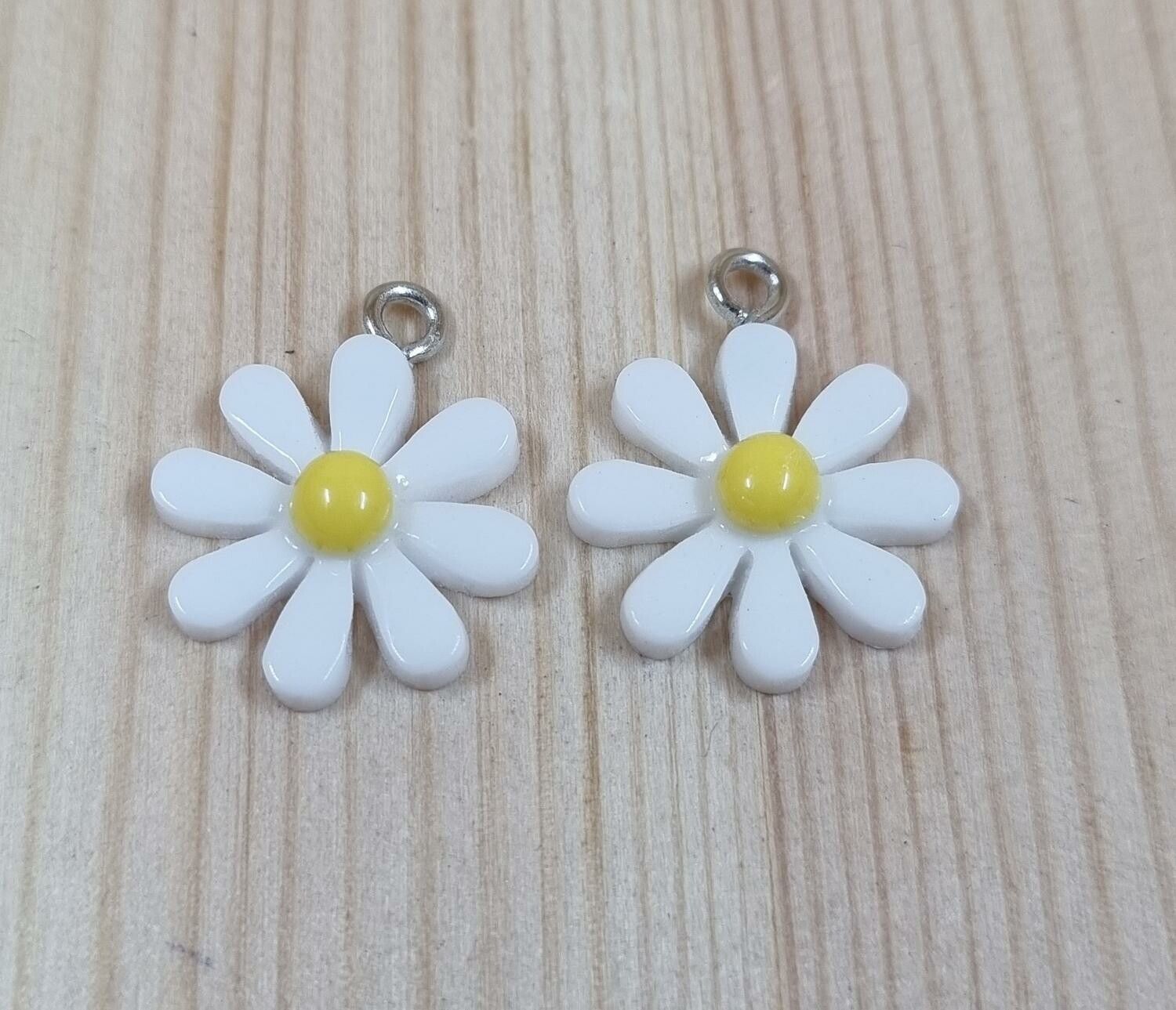 2 st vita daisy flowers, blommor berlocker i resin