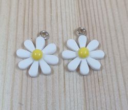 2 st vita daisy flowers, blommor berlocker i resin