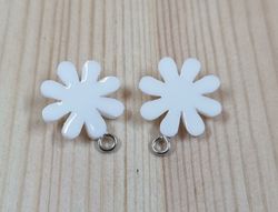 2 st vita daisy flowers, blommor berlocker i resin