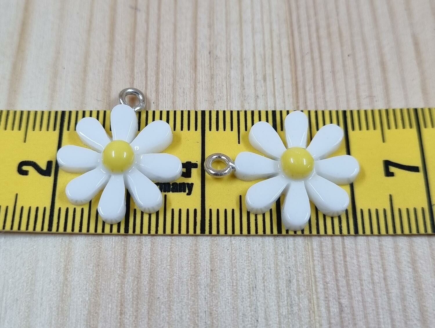 2 st vita daisy flowers, blommor berlocker i resin