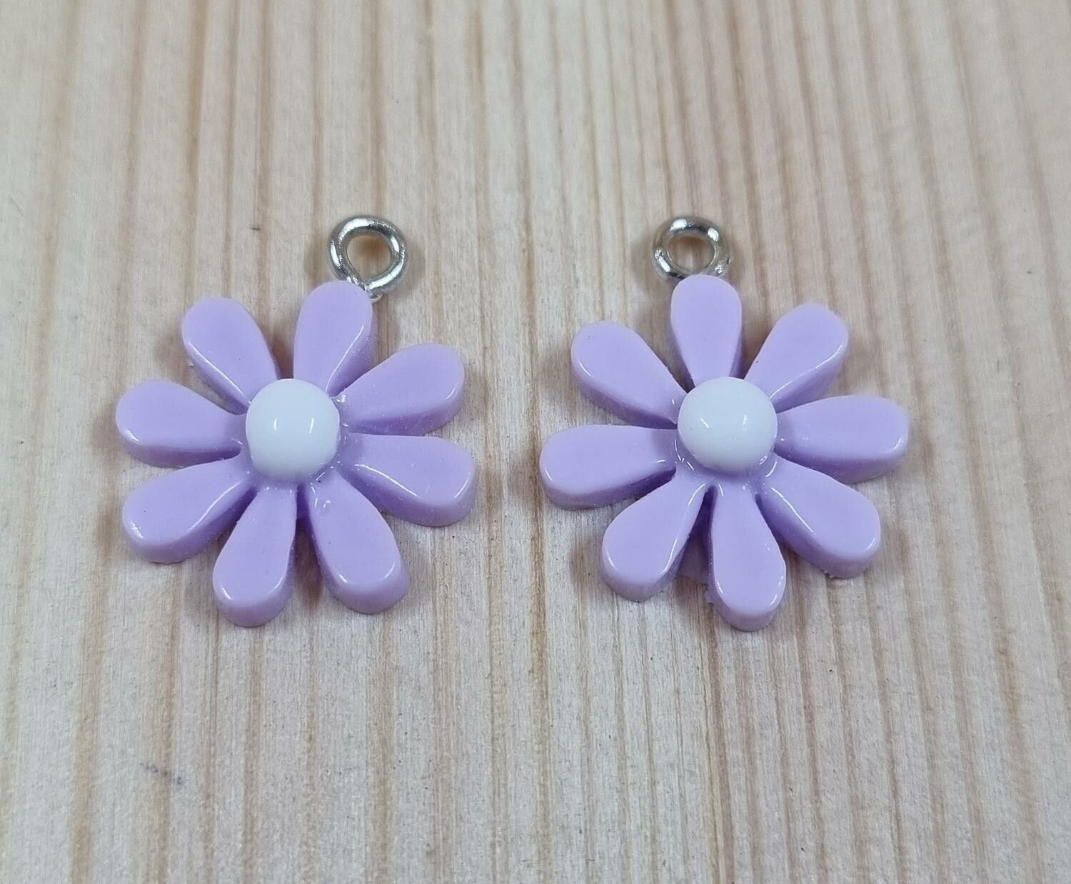 2 st lila daisy flowers, blommor berlocker i resin