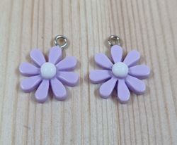 2 st lila daisy flowers, blommor berlocker i resin