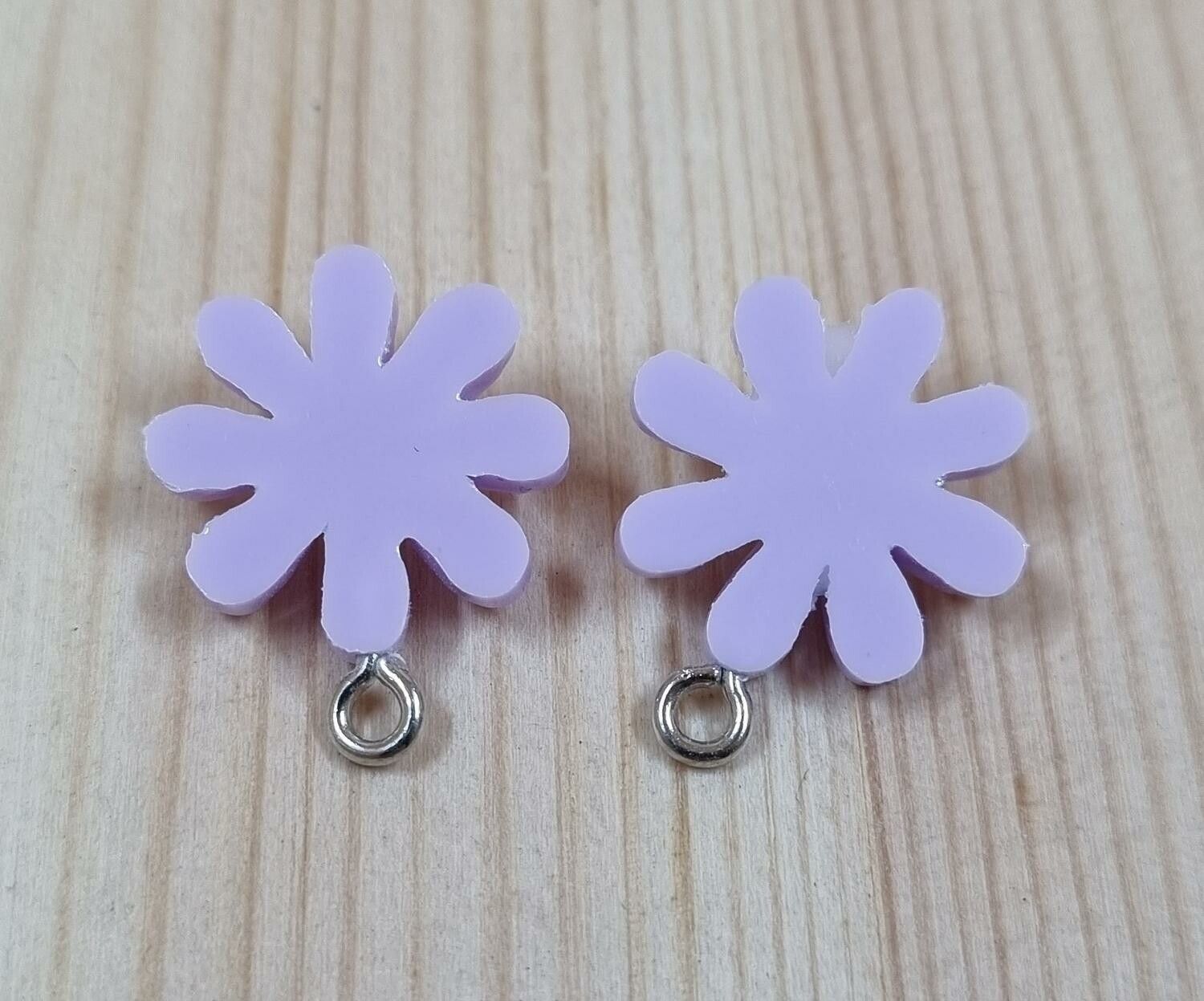 2 st lila daisy flowers, blommor berlocker i resin