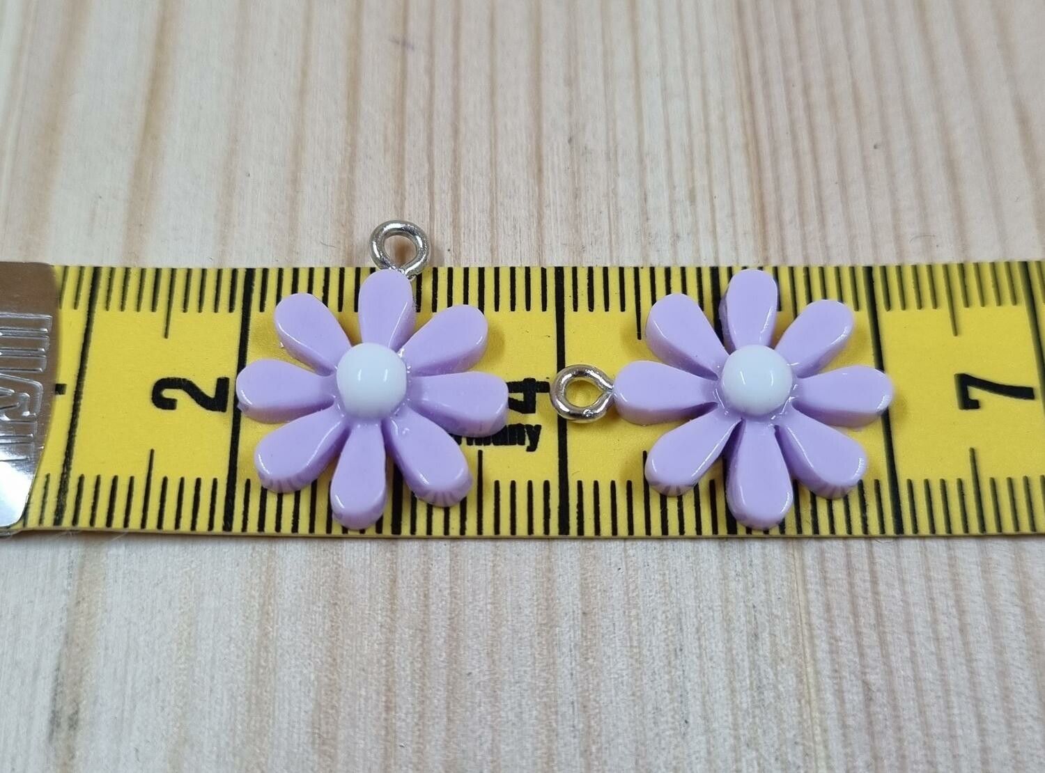 2 st lila daisy flowers, blommor berlocker i resin