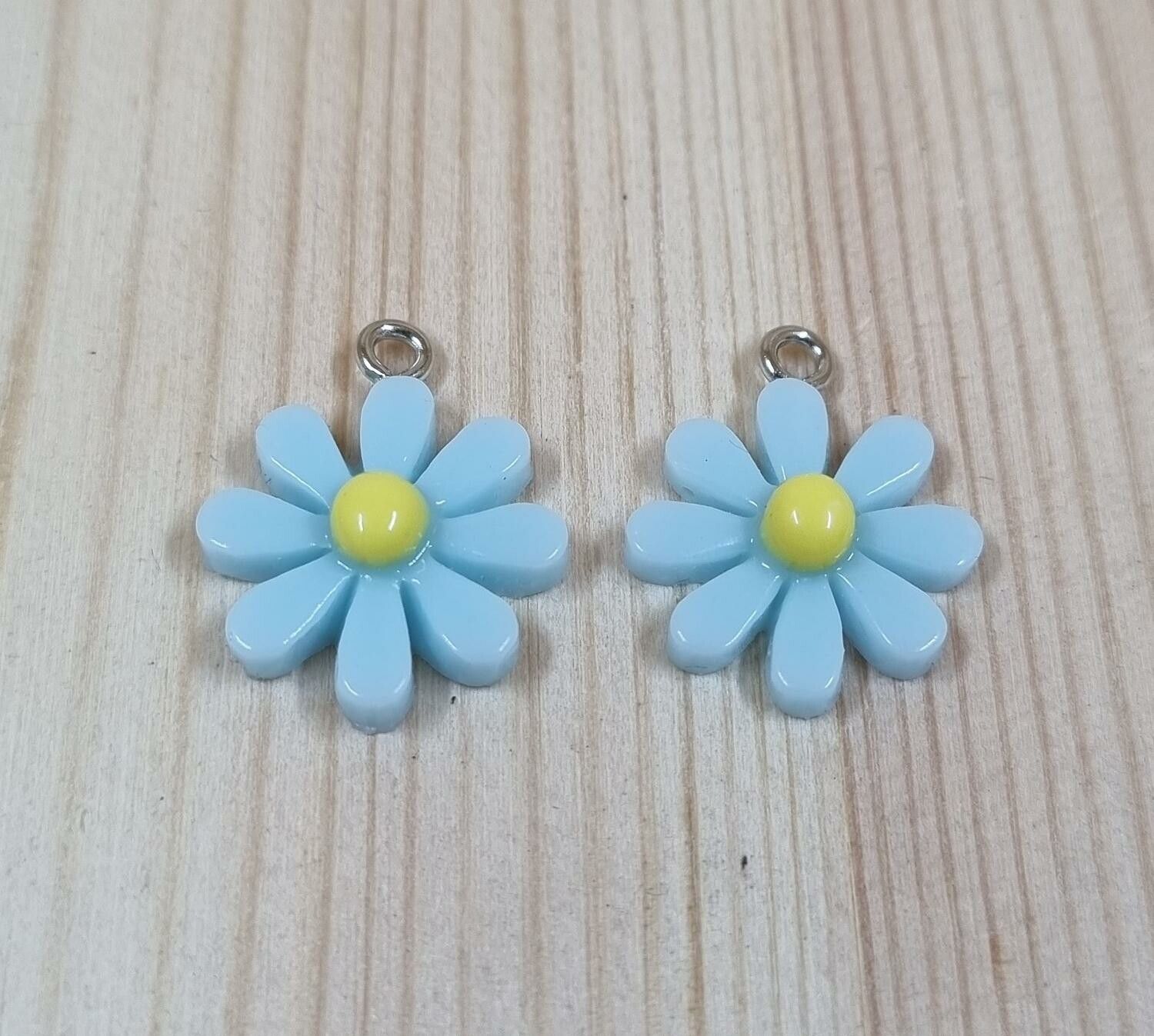 2 st kurkosa daisy flowers, blommor berlocker i resin