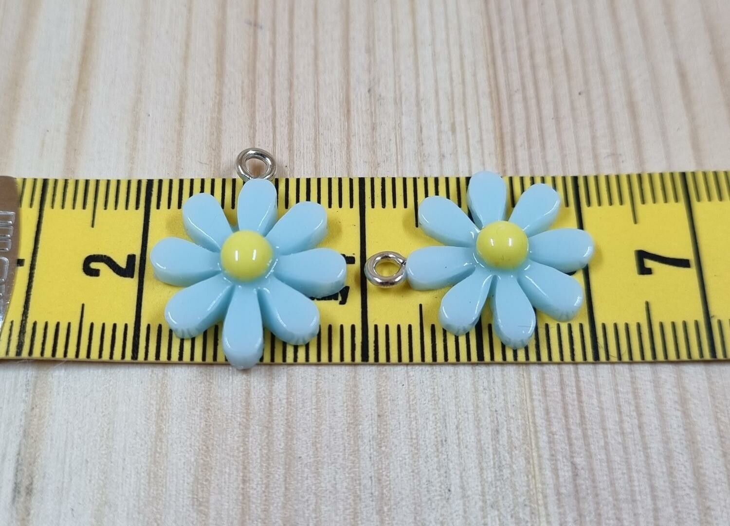 2 st kurkosa daisy flowers, blommor berlocker i resin