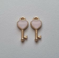 2 st rosa nycklar, emaljerat hänge / berlocker