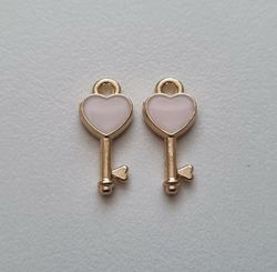 2 st rosa nycklar, emaljerat hänge / berlocker