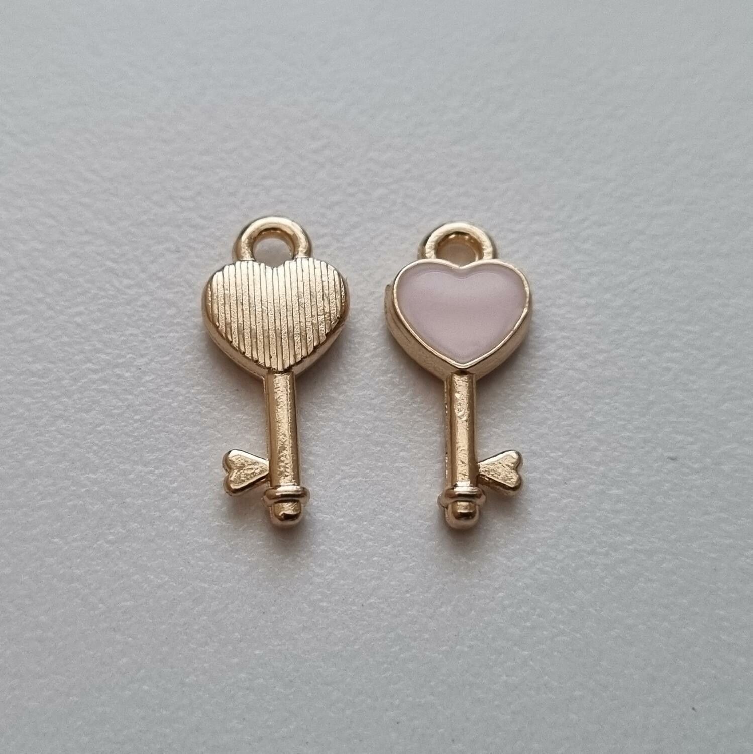 2 st rosa nycklar, emaljerat hänge / berlocker