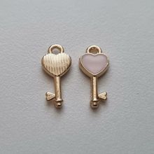 2 st rosa nycklar, emaljerat hänge / berlocker