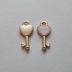 2 st rosa nycklar, emaljerat hänge / berlocker