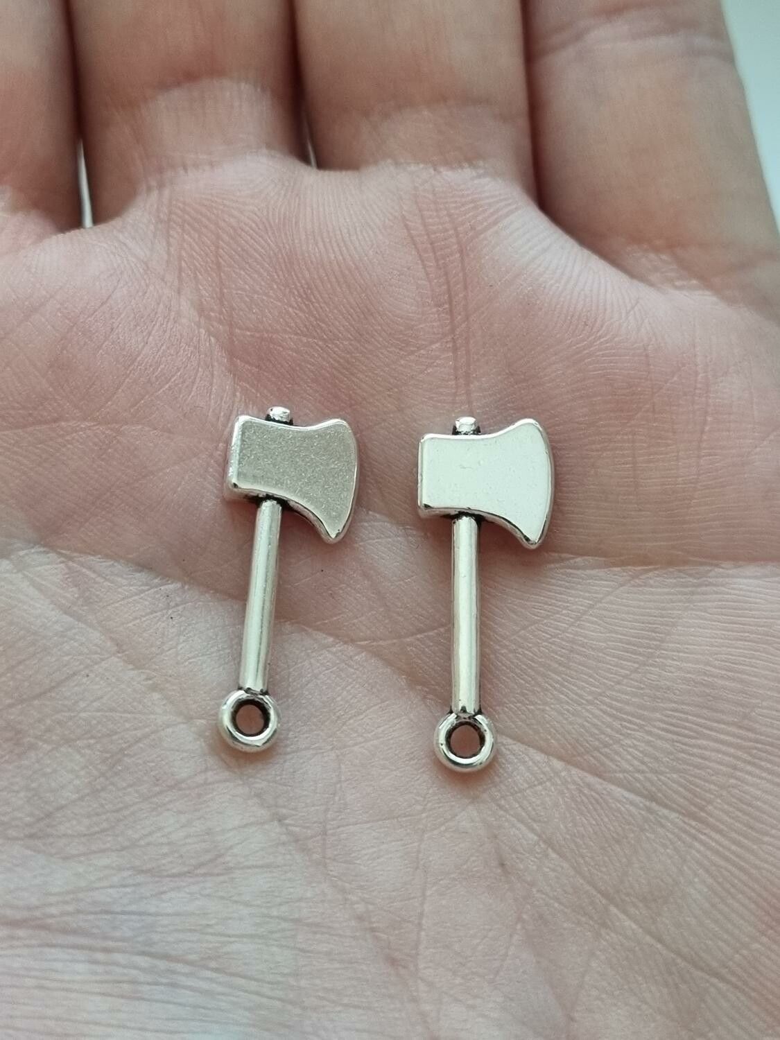 Berlocker Charms Miniatyr Yxa, 2 st silverfärgade