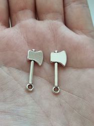 Berlocker Charms Miniatyr Yxa, 2 st silverfärgade