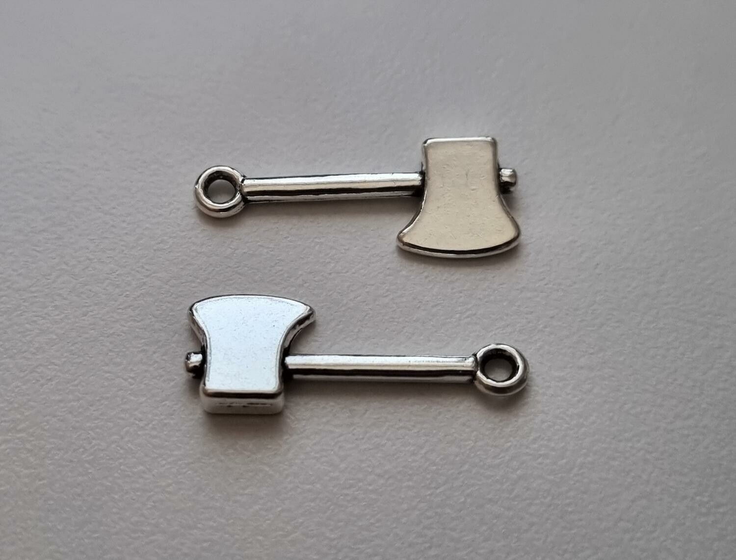 Berlocker Charms Miniatyr Yxa, 2 st silverfärgade