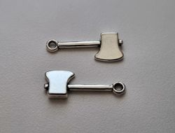 Berlocker Charms Miniatyr Yxa, 2 st silverfärgade
