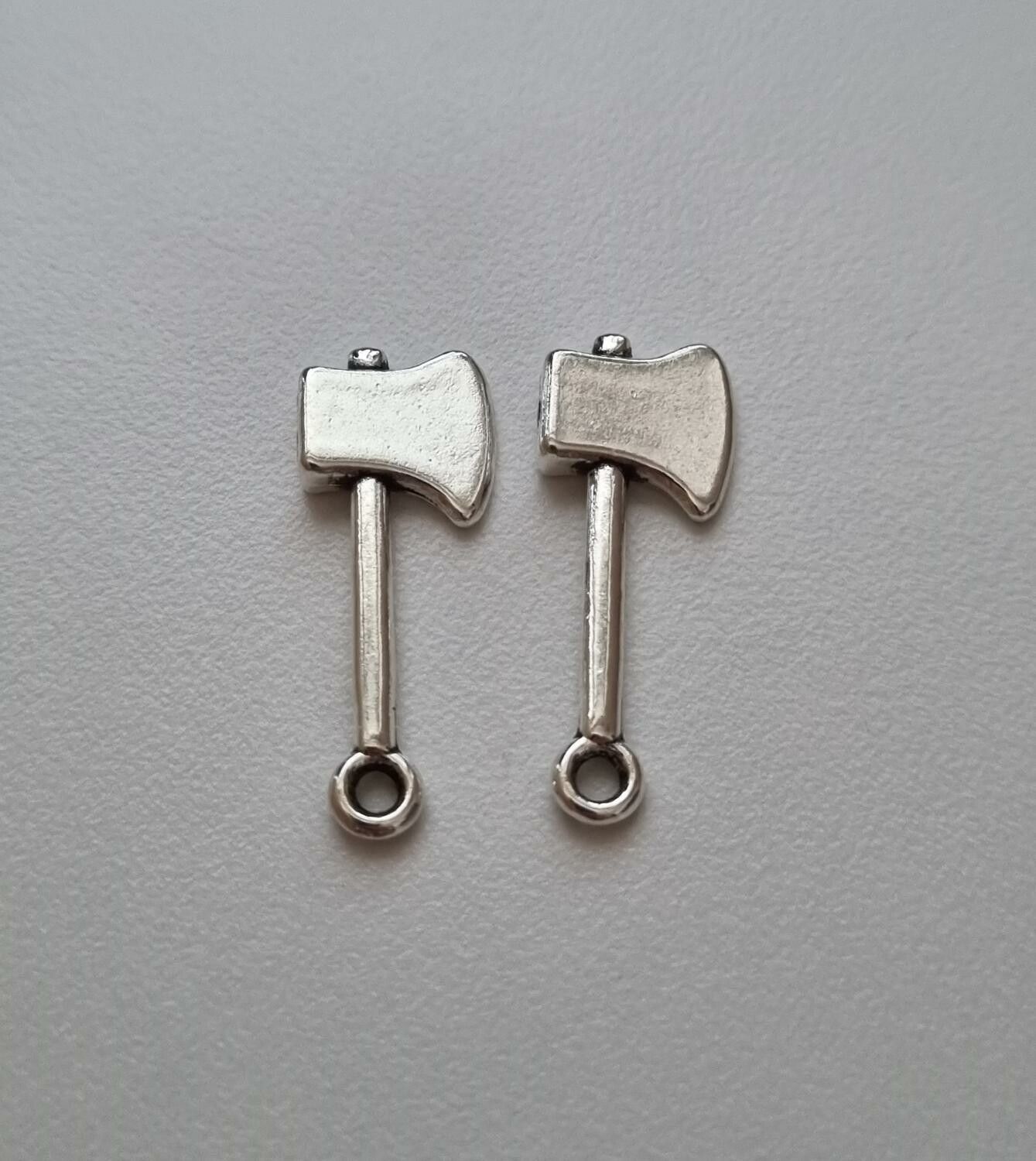Berlocker Charms Miniatyr Yxa, 2 st silverfärgade