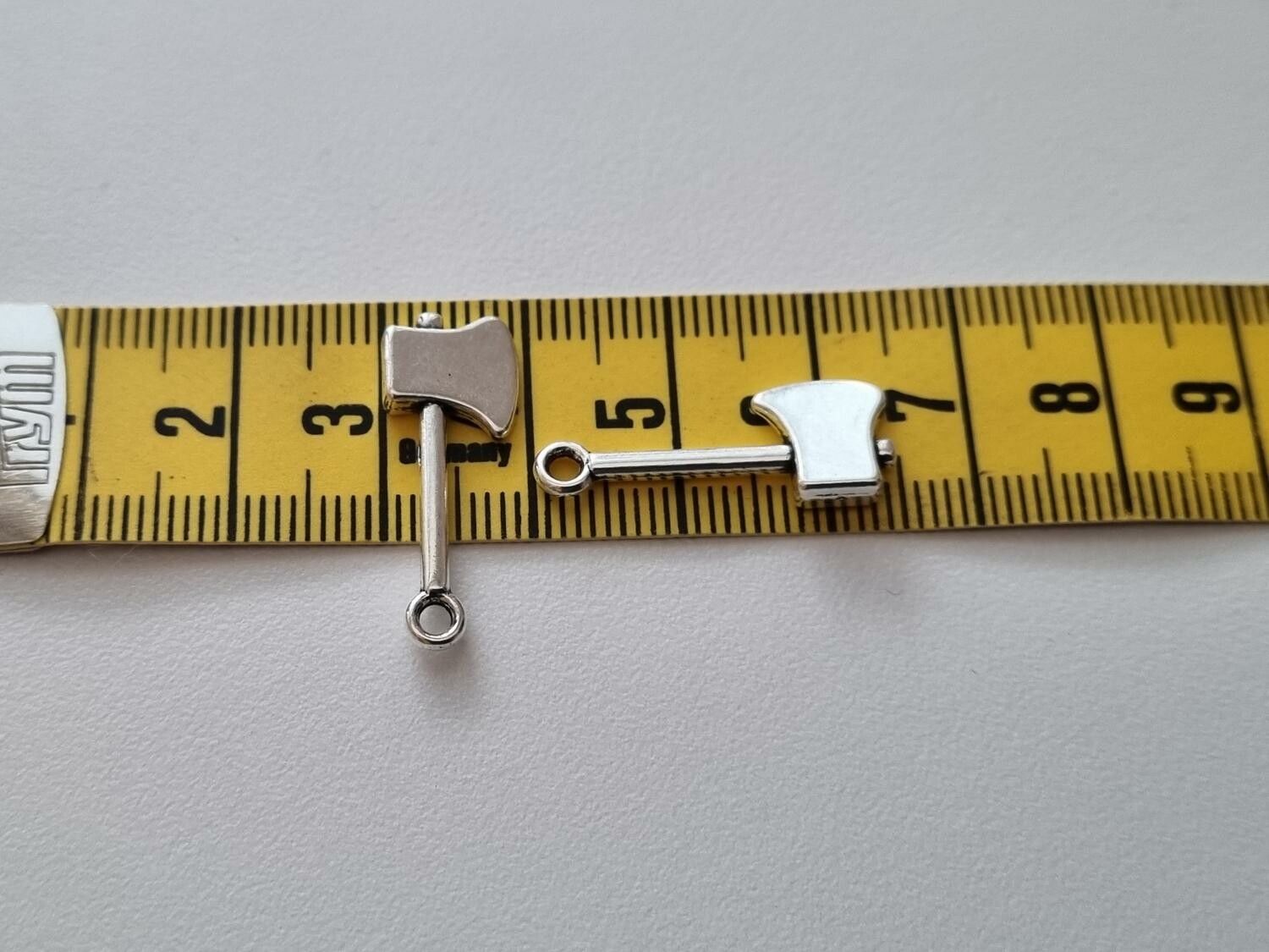 Berlocker Charms Miniatyr Yxa, 2 st silverfärgade